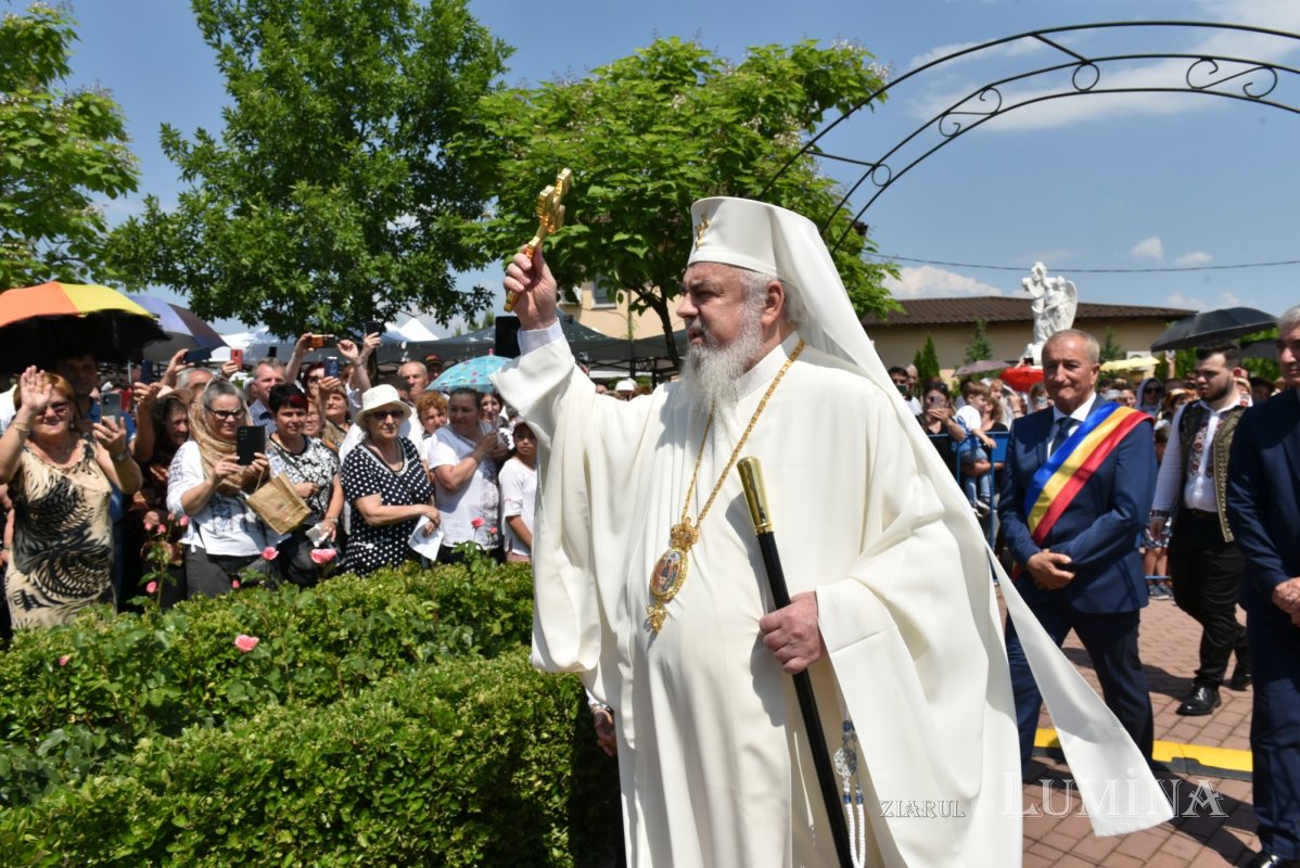 Veşmânt de har pentru biserica parohiei prahovene Bucov 217274