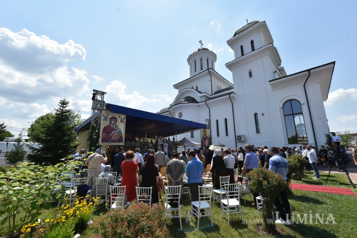 Veşmânt de har pentru biserica parohiei prahovene Bucov 217279