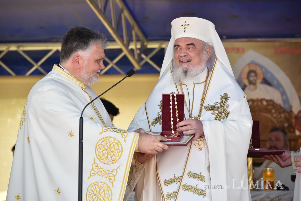 Veşmânt de har pentru biserica parohiei prahovene Bucov 217281