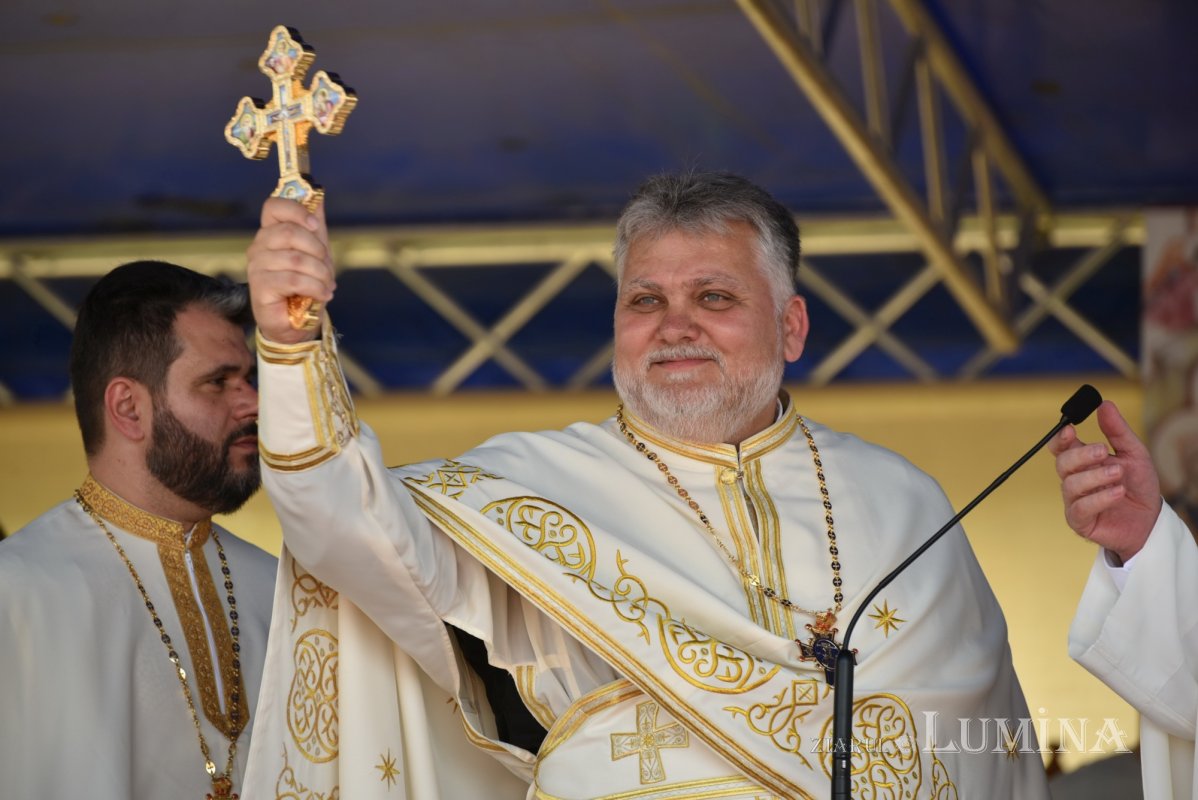 Veşmânt de har pentru biserica parohiei prahovene Bucov 217289