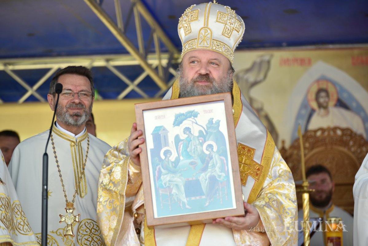 Veşmânt de har pentru biserica parohiei prahovene Bucov 217298