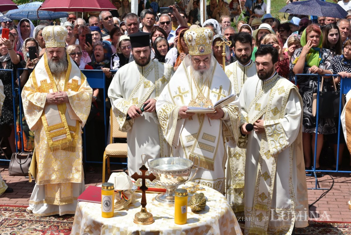 Veşmânt de har pentru biserica parohiei prahovene Bucov 217300