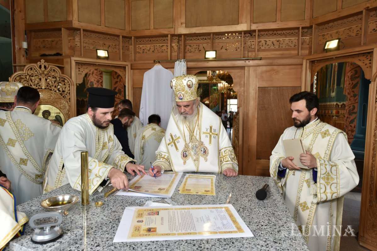 Veşmânt de har pentru biserica parohiei prahovene Bucov 217311