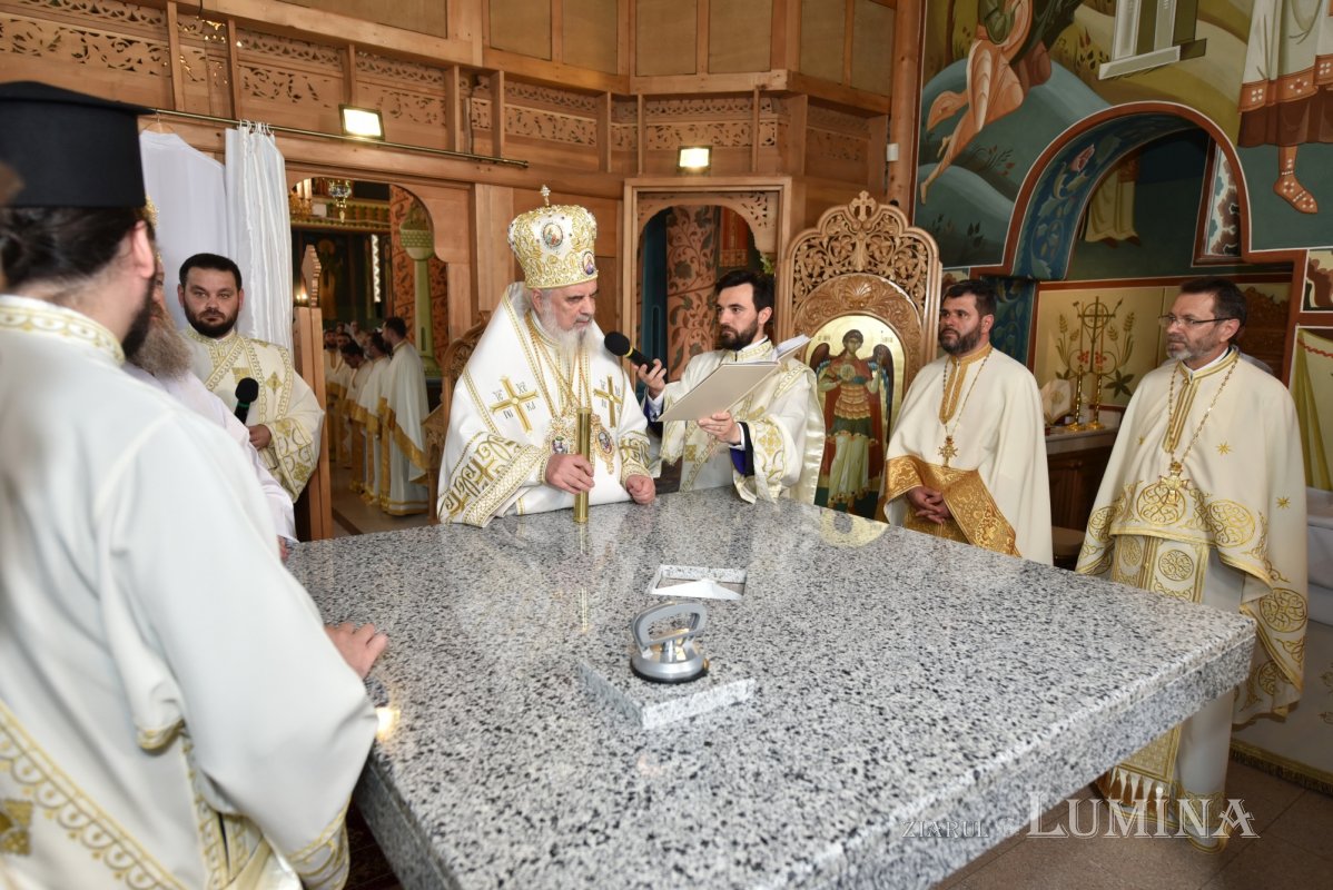 Veşmânt de har pentru biserica parohiei prahovene Bucov 217312