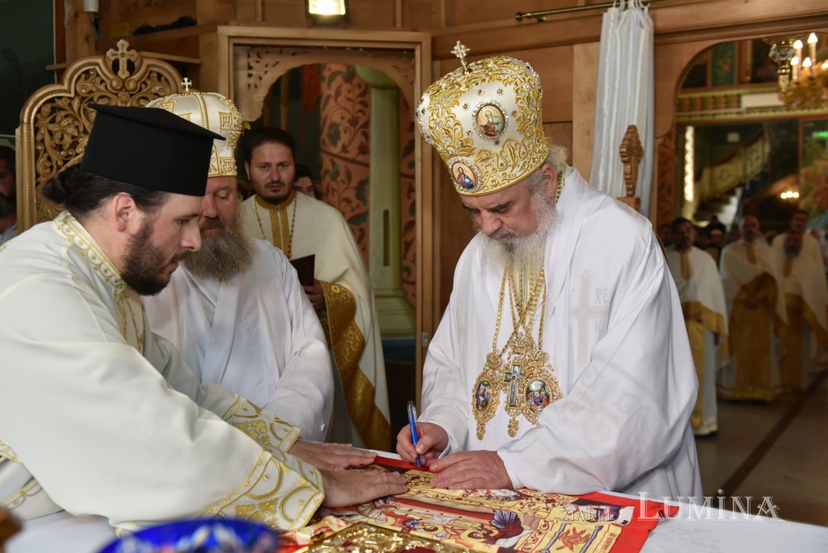 Veşmânt de har pentru biserica parohiei prahovene Bucov 217319