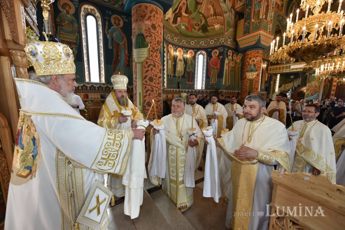 Veşmânt de har pentru biserica parohiei prahovene Bucov 217322