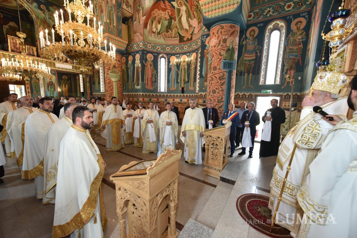 Veşmânt de har pentru biserica parohiei prahovene Bucov 217328