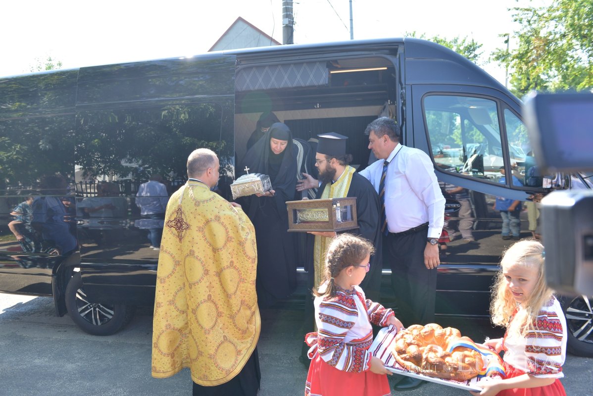 Brâul Maicii Domnului a ajuns la catedrala din Voluntari 219108