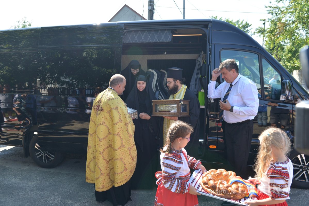 Brâul Maicii Domnului a ajuns la catedrala din Voluntari 219109