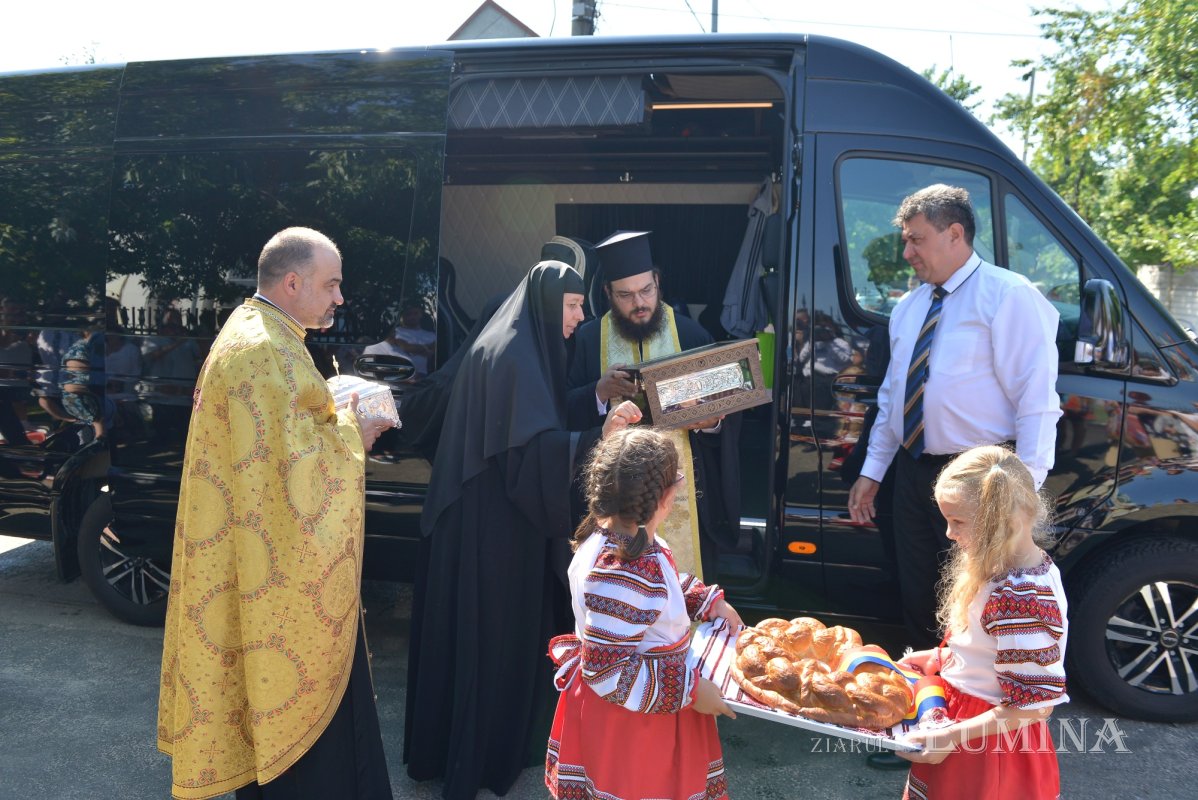 Brâul Maicii Domnului a ajuns la catedrala din Voluntari 219110