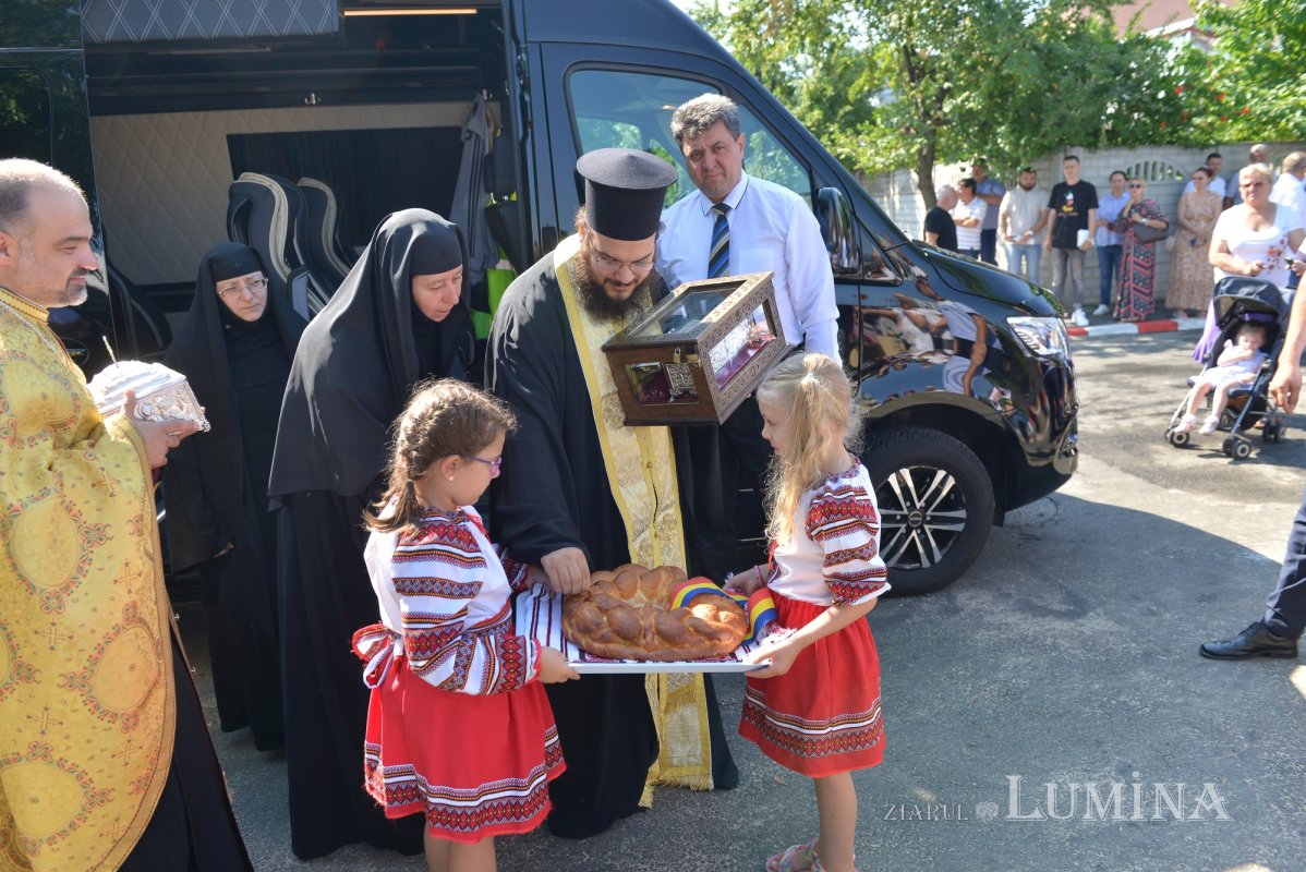 Brâul Maicii Domnului a ajuns la catedrala din Voluntari 219111