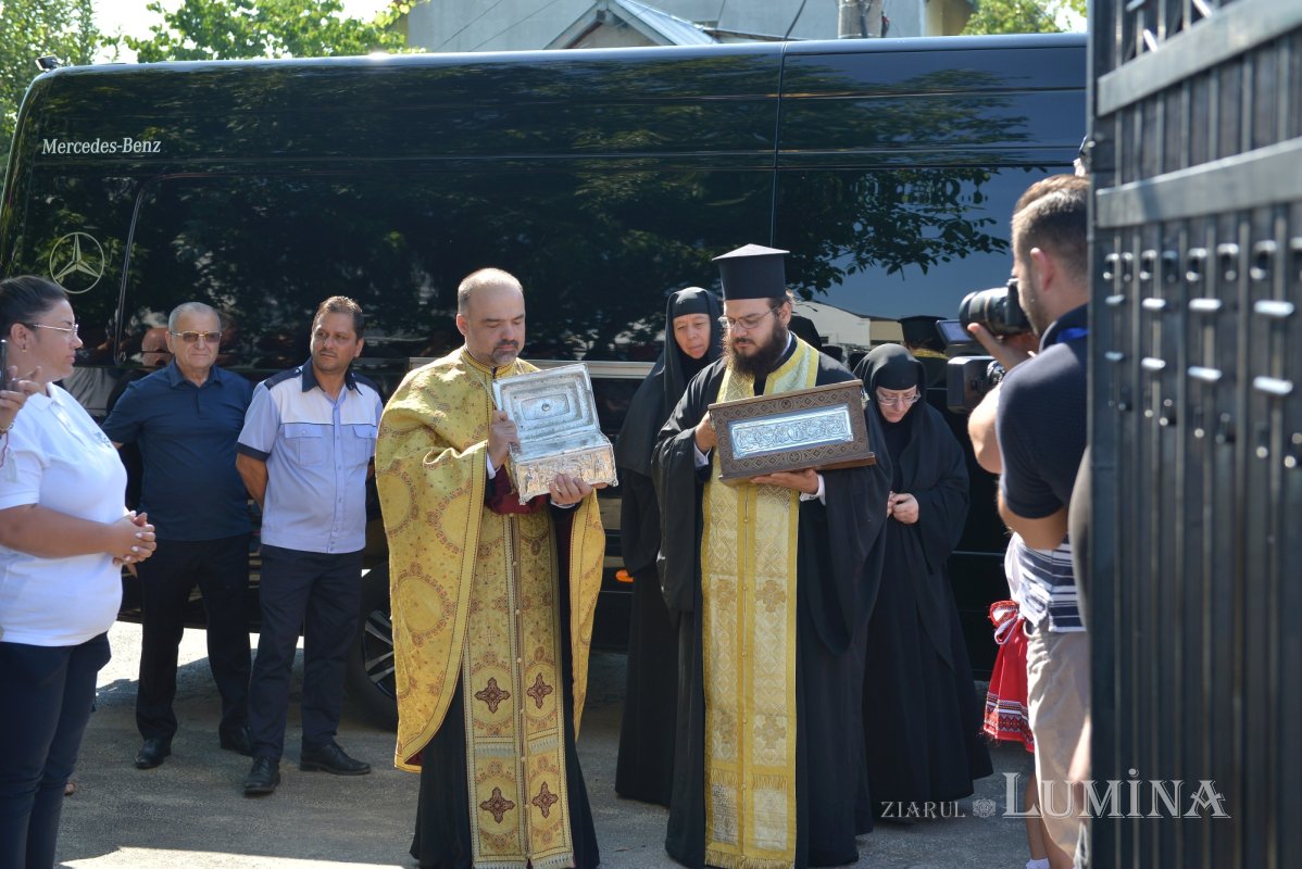 Brâul Maicii Domnului a ajuns la catedrala din Voluntari 219113