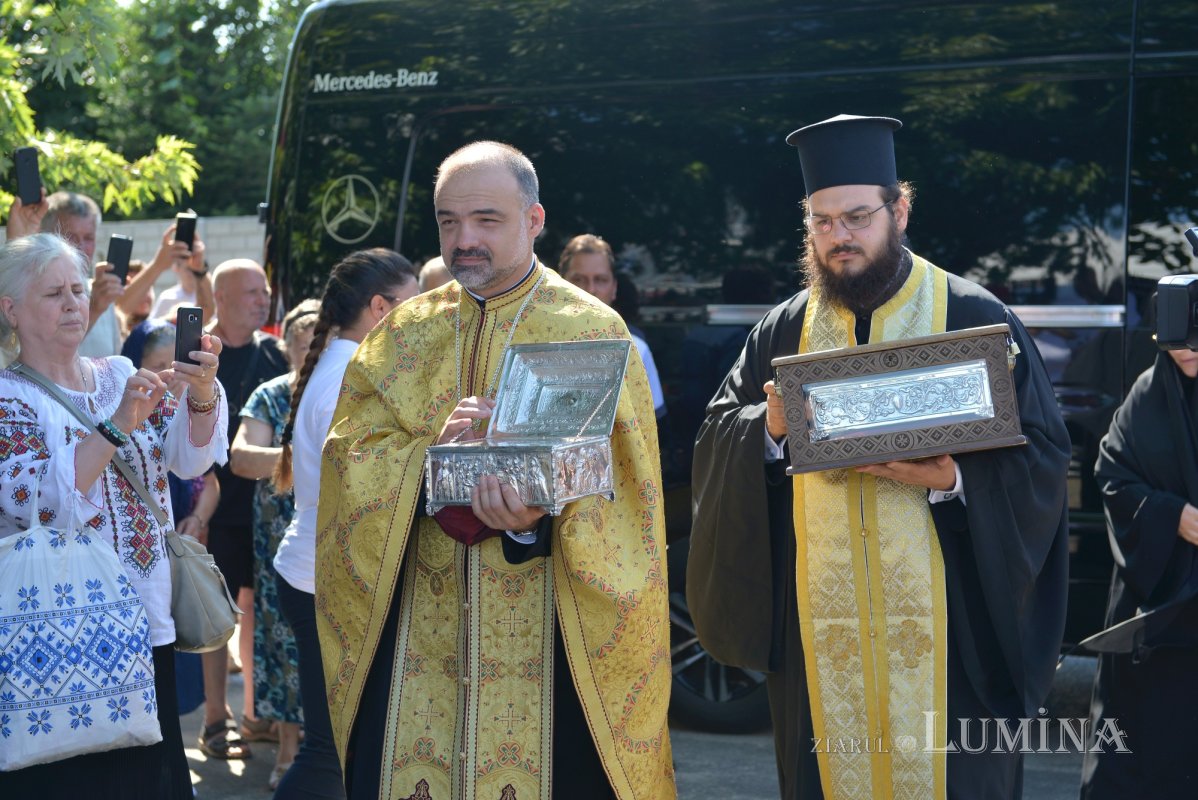 Brâul Maicii Domnului a ajuns la catedrala din Voluntari 219115