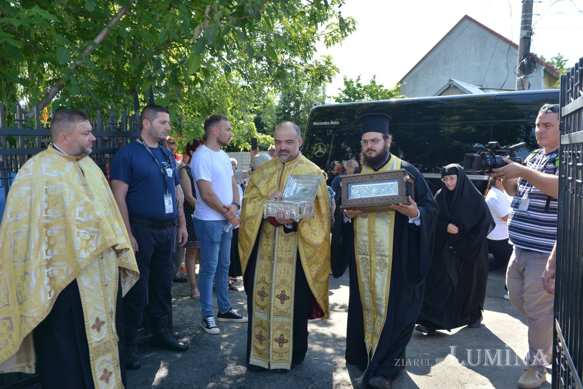 Brâul Maicii Domnului a ajuns la catedrala din Voluntari 219116