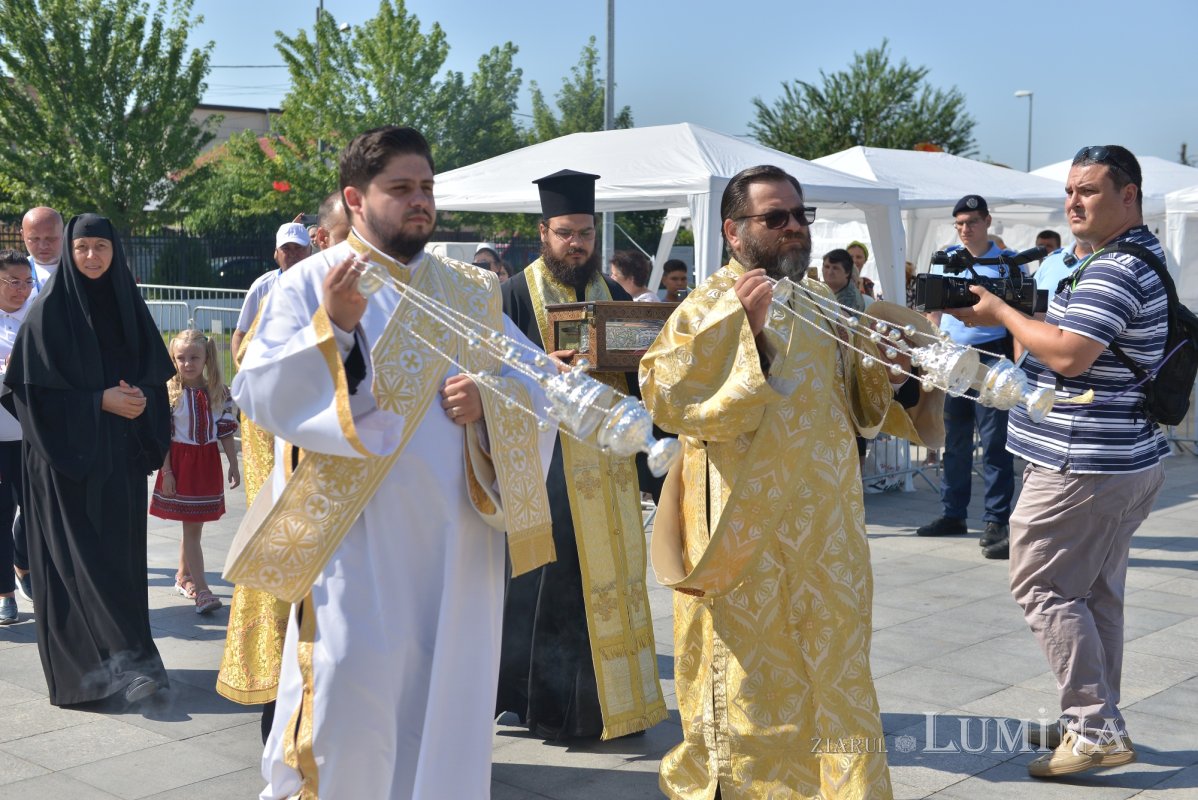 Brâul Maicii Domnului a ajuns la catedrala din Voluntari 219118