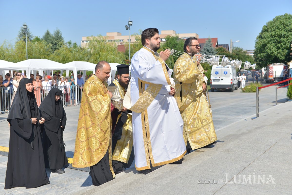 Brâul Maicii Domnului a ajuns la catedrala din Voluntari 219119