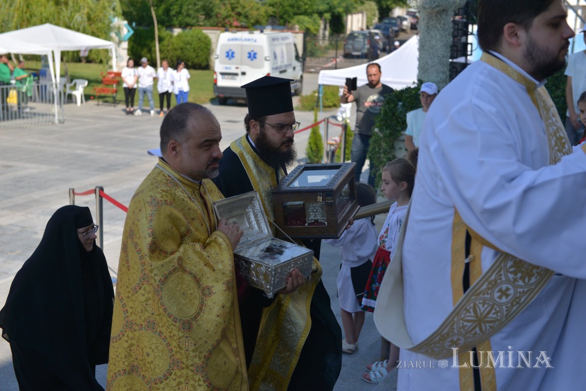 Brâul Maicii Domnului a ajuns la catedrala din Voluntari 219120
