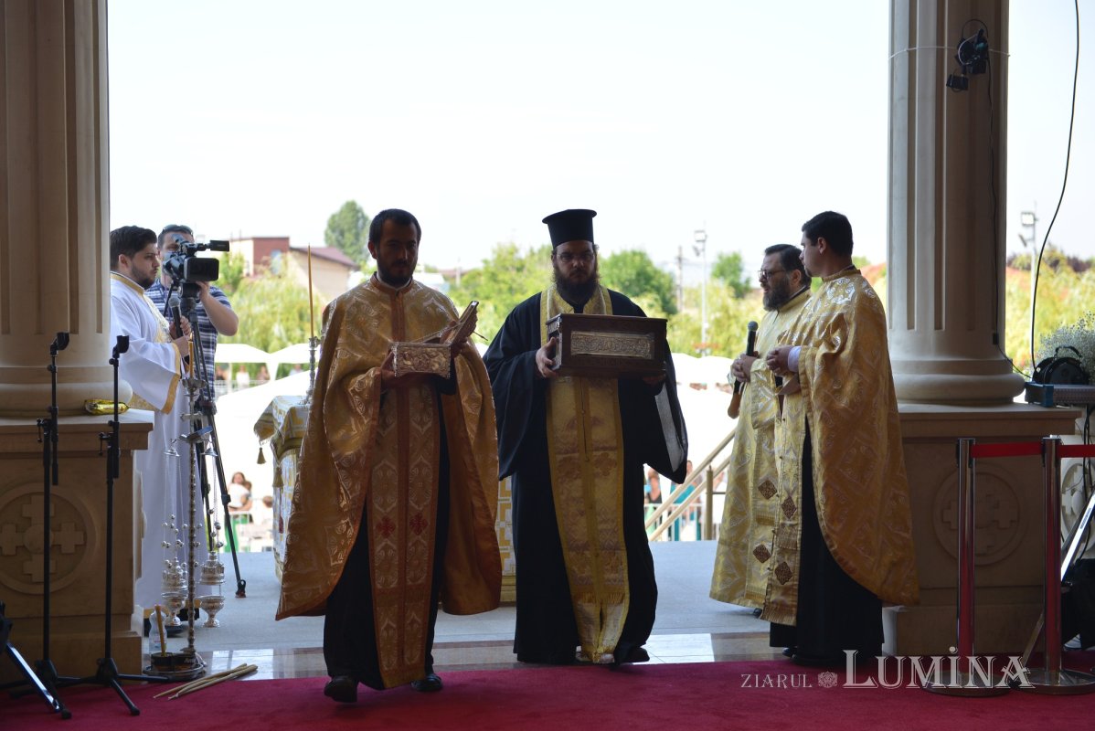 Brâul Maicii Domnului a ajuns la catedrala din Voluntari 219124