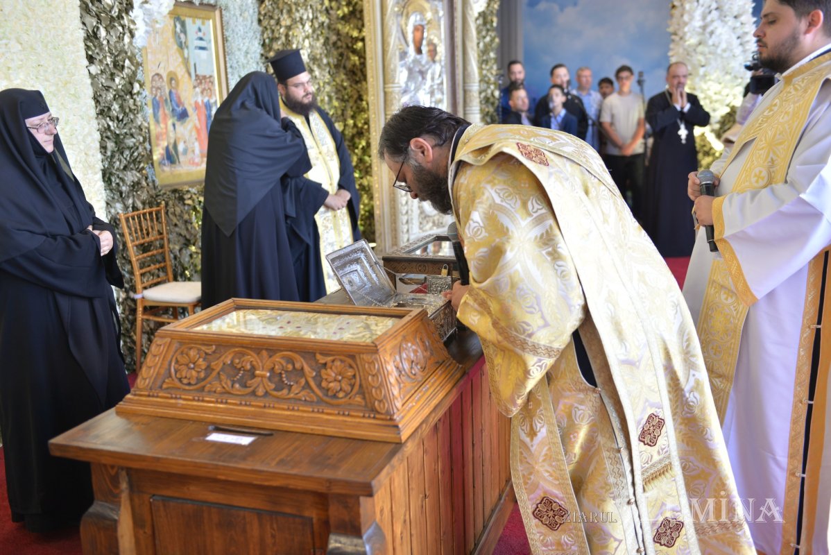 Brâul Maicii Domnului a ajuns la catedrala din Voluntari 219130