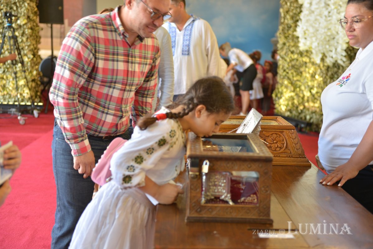 Brâul Maicii Domnului a ajuns la catedrala din Voluntari 219136