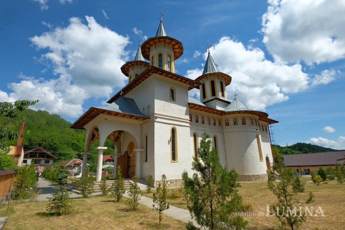 Biserica din Lopătari, ca un luminiș cosmic al sufletului 219490