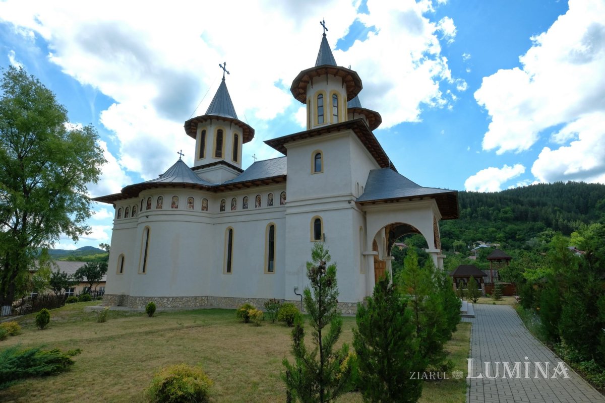 Biserica din Lopătari, ca un luminiș cosmic al sufletului 219500