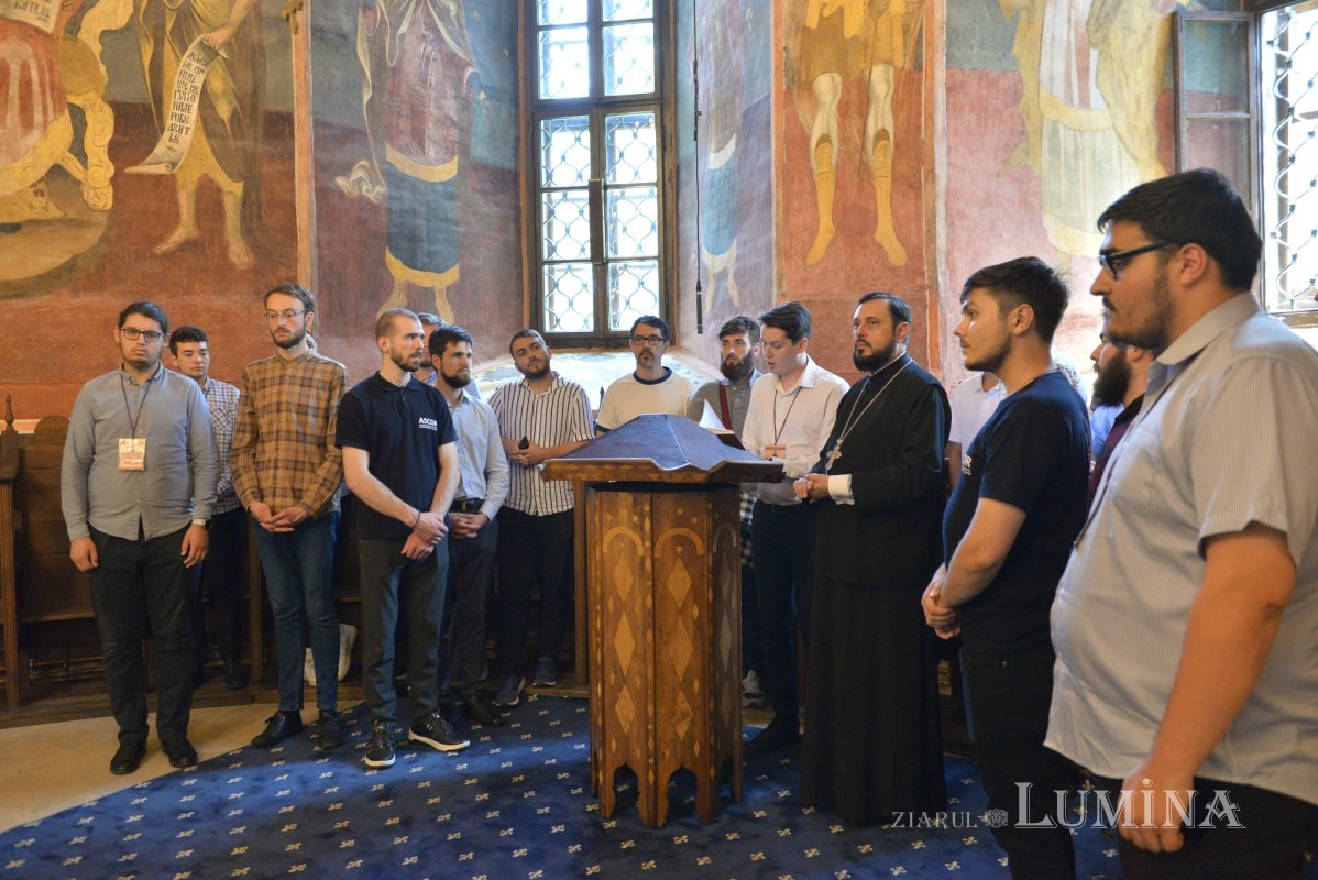 Pelerinaj al studenților creștin-ortodocși la mănăstiri din jurul Capitalei 219851