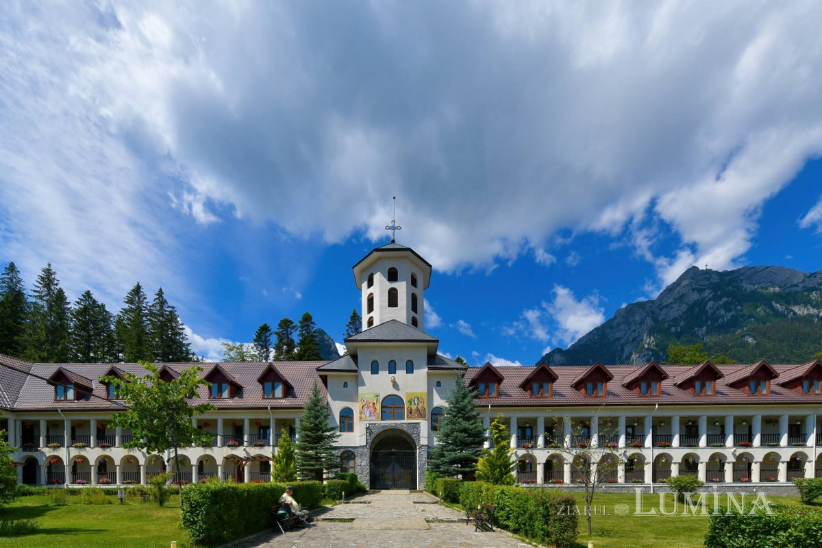 „Ziarul Lumina 5.000”: colocviu de presă la Mănăstirea Caraiman 220607