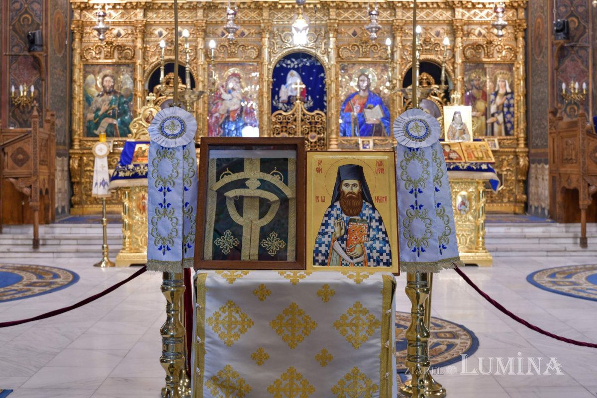 Odor sfânt așezat spre închinare în Catedrala Patriarhală 222422