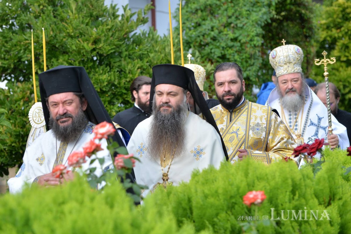 Biserica mare a Mănăstirii Ghighiu a fost resfințită 223429