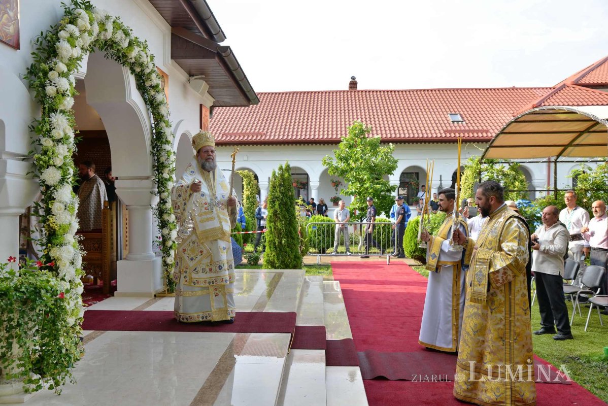 Biserica mare a Mănăstirii Ghighiu a fost resfințită 223441