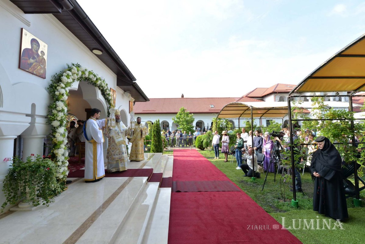 Biserica mare a Mănăstirii Ghighiu a fost resfințită 223444