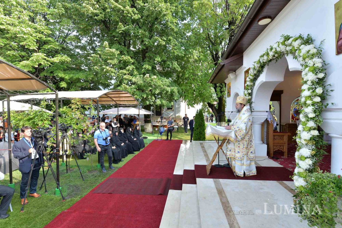 Biserica mare a Mănăstirii Ghighiu a fost resfințită 223452