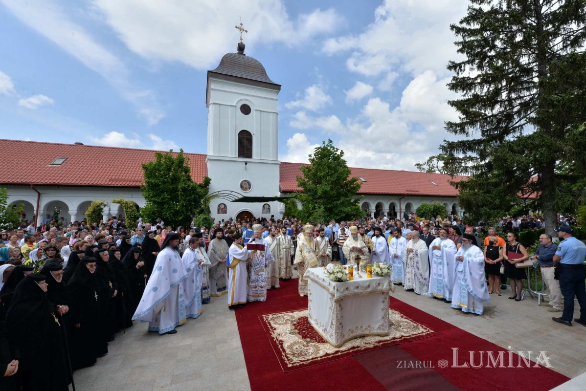Biserica mare a Mănăstirii Ghighiu a fost resfințită 223467