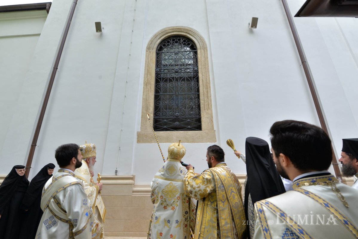 Biserica mare a Mănăstirii Ghighiu a fost resfințită 223472