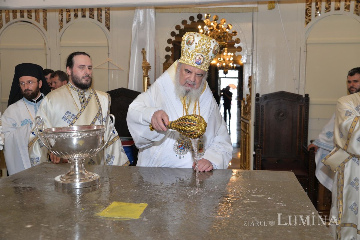 Biserica mare a Mănăstirii Ghighiu a fost resfințită 223477