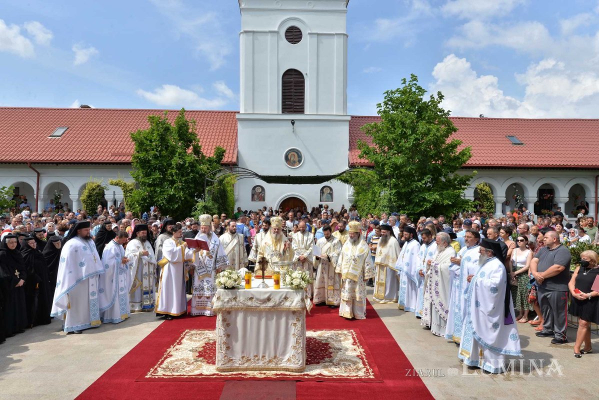 Biserica mare a Mănăstirii Ghighiu a fost resfințită 223492