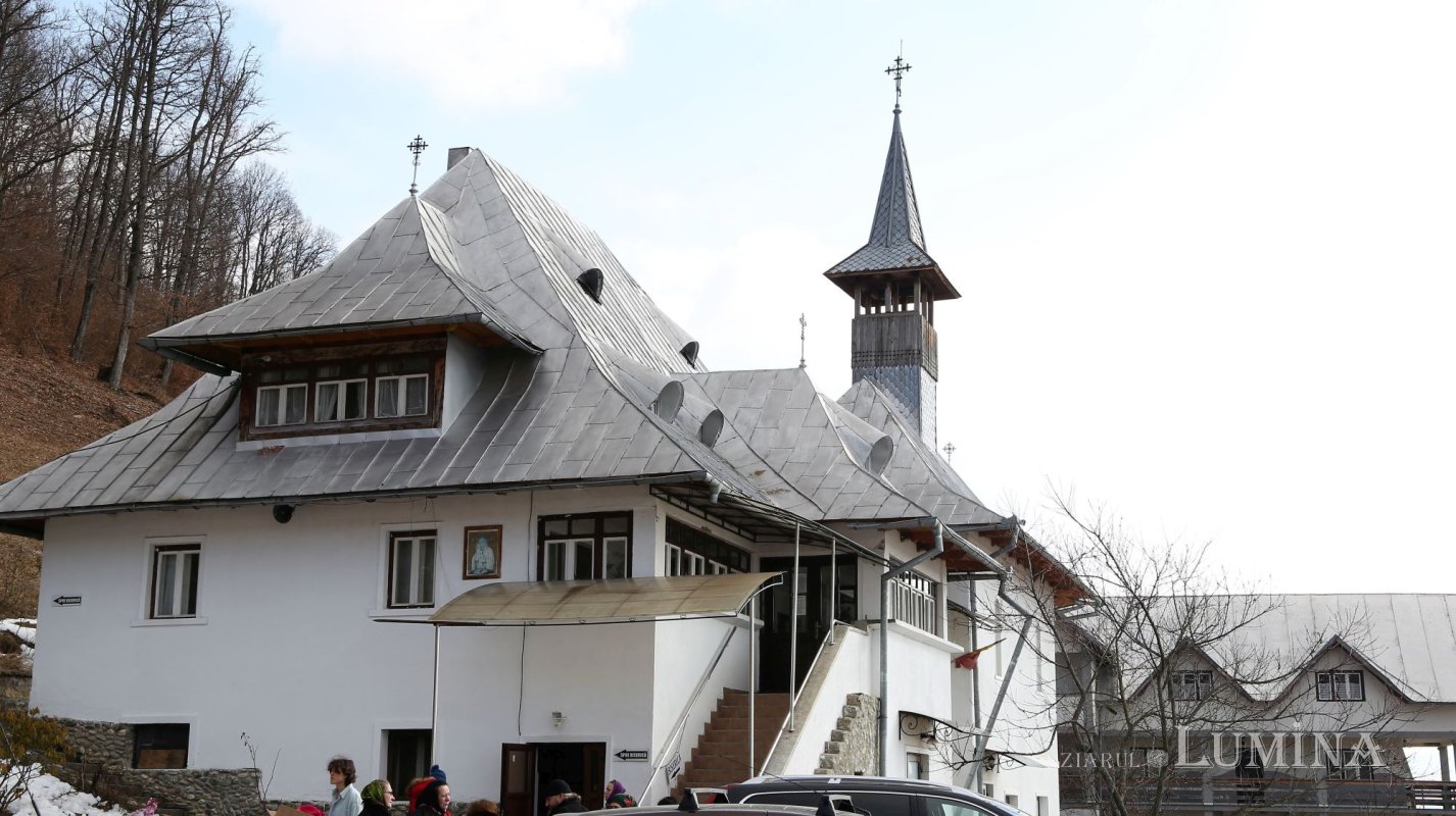 Mănăstirea Petrova „primeşte cu drag pe oricine, precum face şi Hristos” 224098