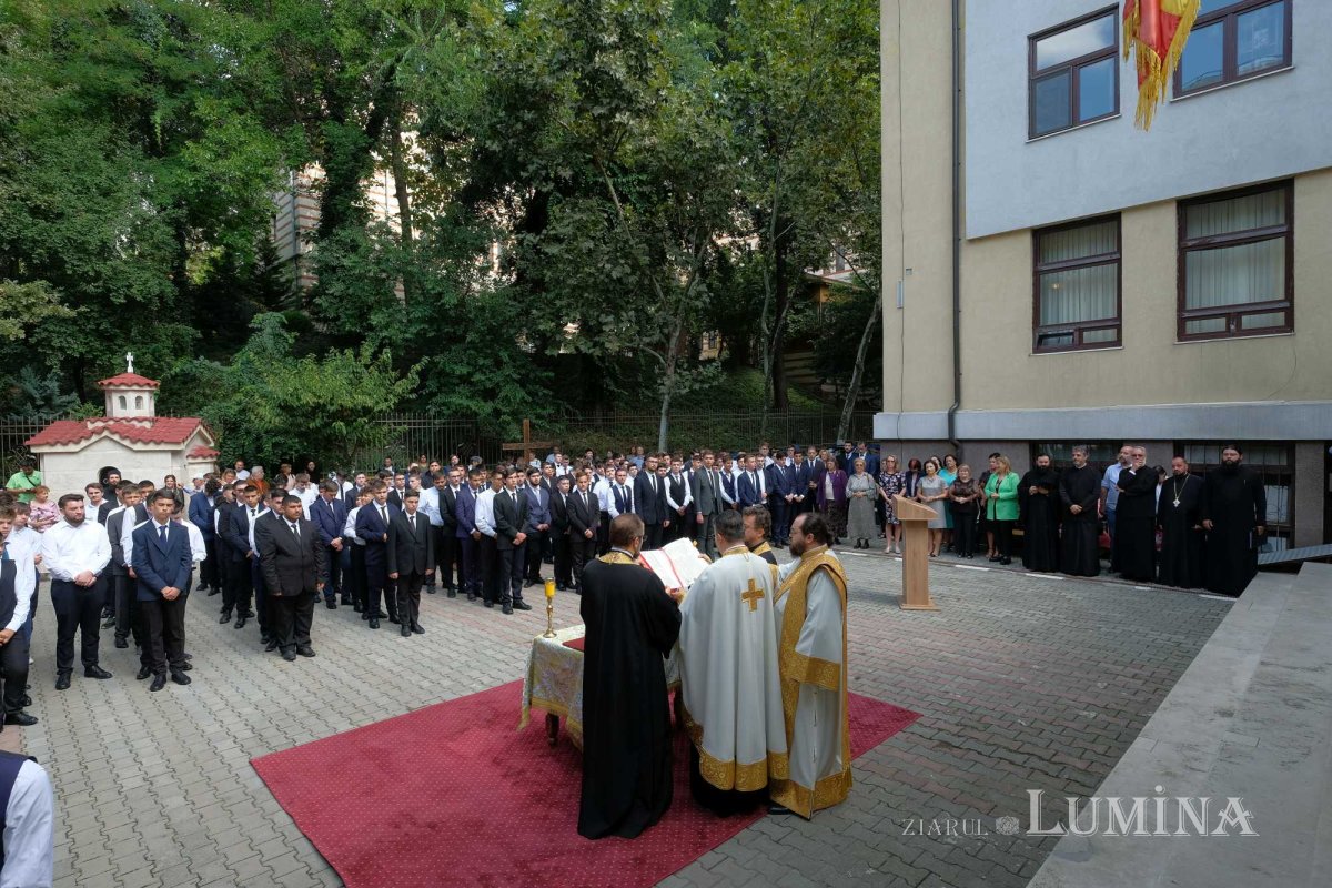 Rugăciune la început de an şcolar pentru elevii Seminarului Teologic din Capitală 225175
