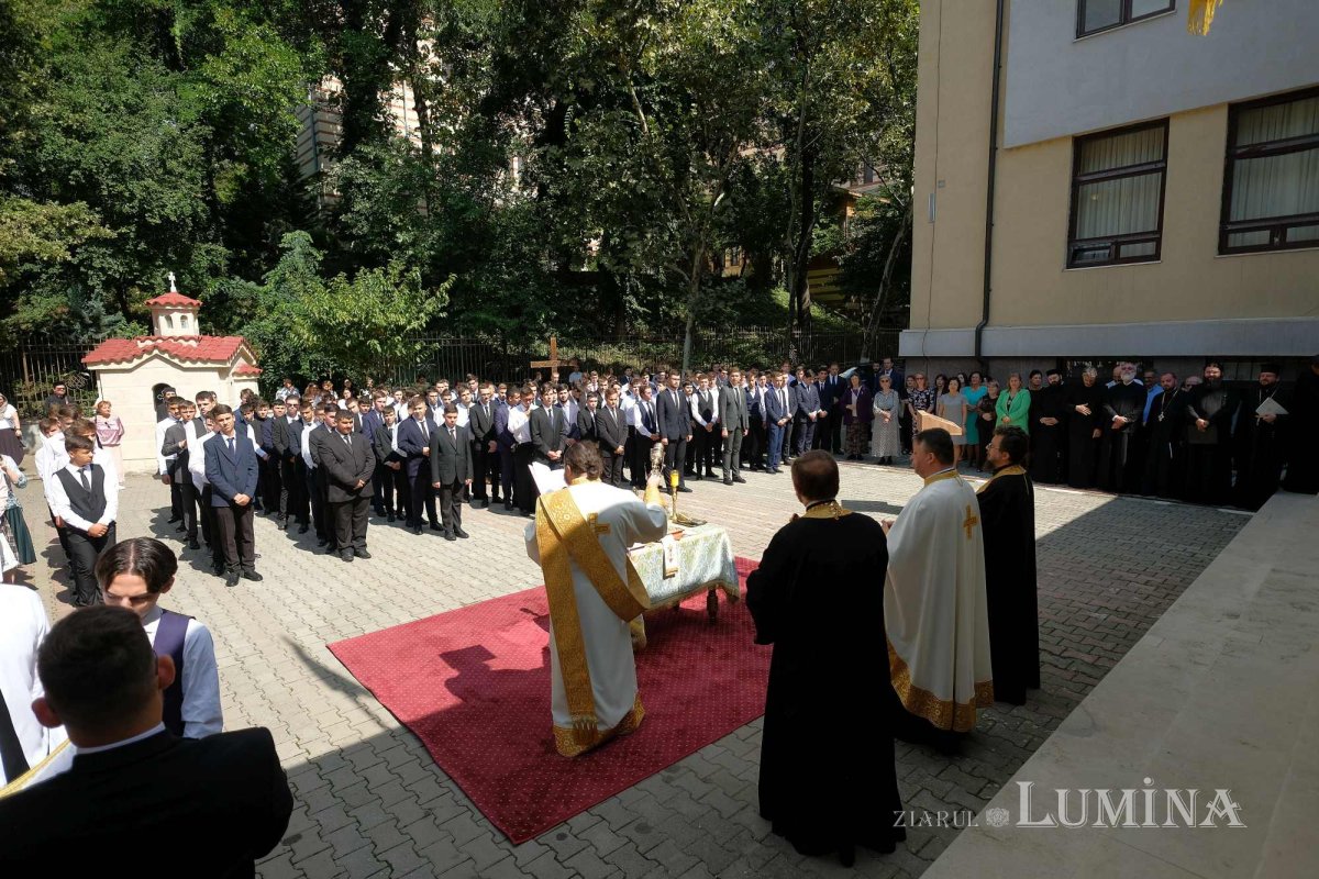 Rugăciune la început de an şcolar pentru elevii Seminarului Teologic din Capitală 225180
