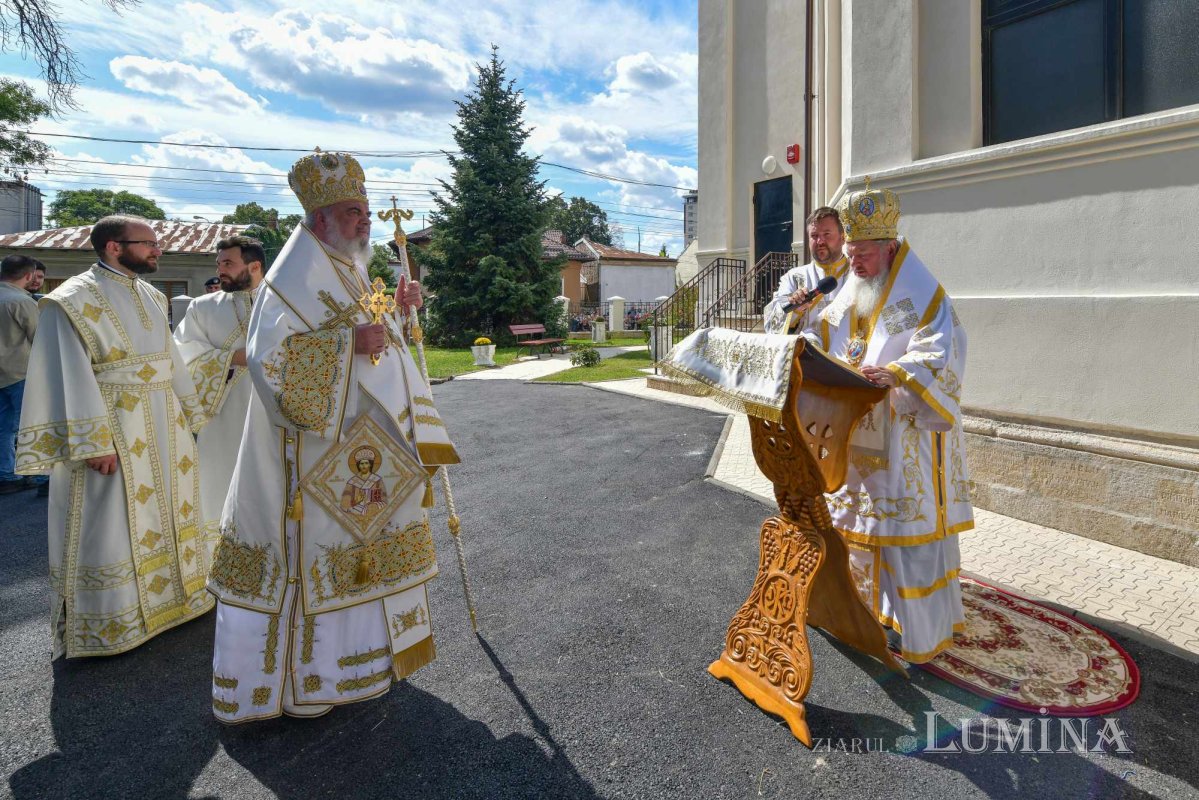 Patriarhul României a resfințit biserica istorică „Sfânta Vineri” din Ploiești 225948