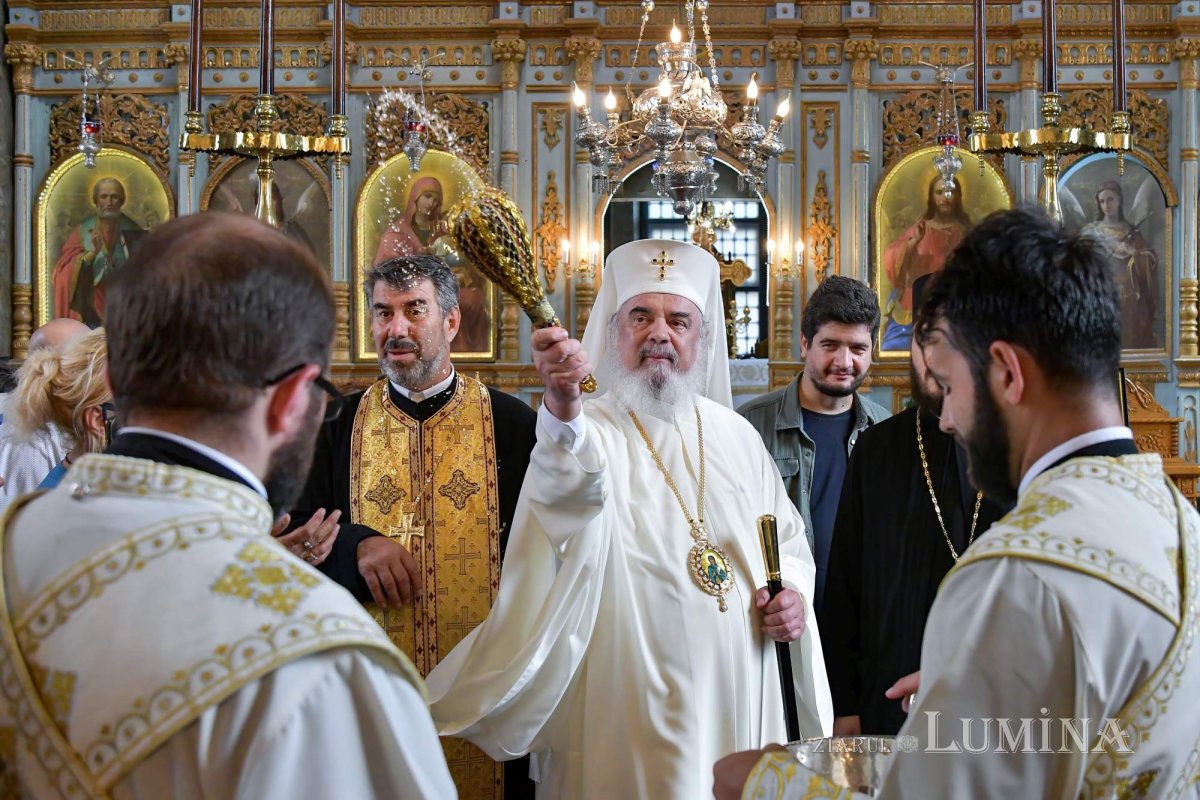Patriarhul României a resfințit biserica istorică „Sfânta Vineri” din Ploiești 225975