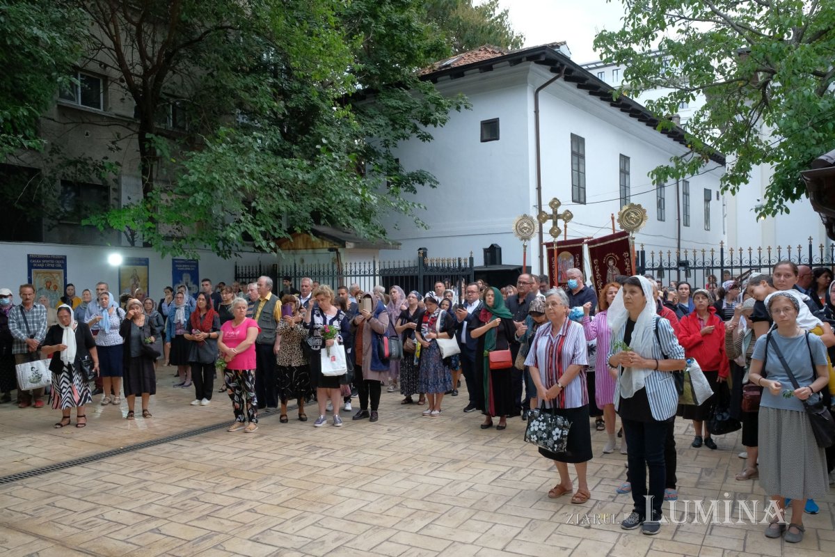 Procesiunea „Calea Sfintei Cruci, scară către Cer”, la Biserica „Sfântul Vasile cel Mare” de pe Calea Victoriei 226200