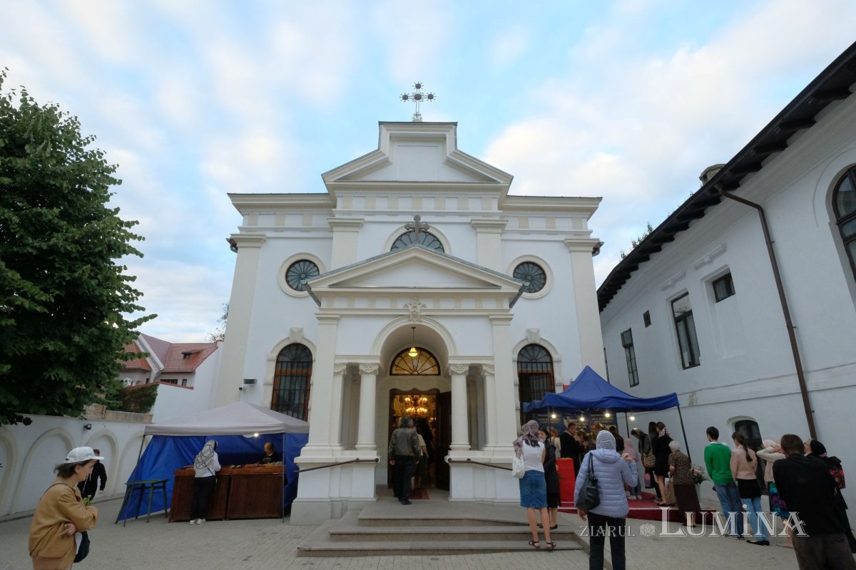 Procesiunea „Calea Sfintei Cruci, scară către Cer”, la Biserica „Sfântul Vasile cel Mare” de pe Calea Victoriei 226204