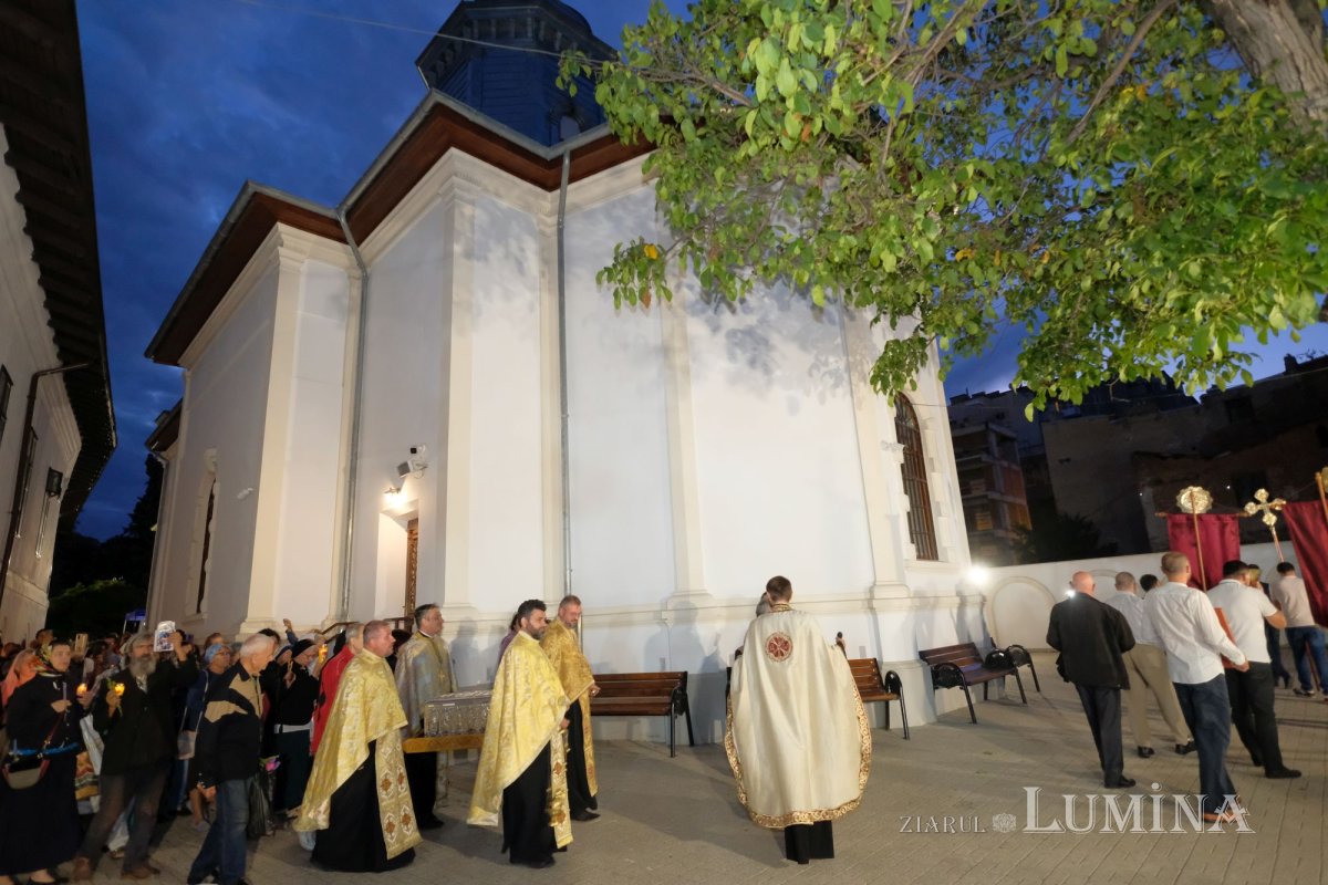 Procesiunea „Calea Sfintei Cruci, scară către Cer”, la Biserica „Sfântul Vasile cel Mare” de pe Calea Victoriei 226217