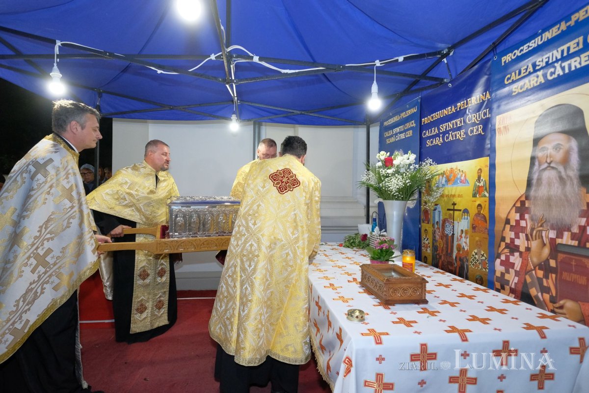 Procesiunea „Calea Sfintei Cruci, scară către Cer”, la Biserica „Sfântul Vasile cel Mare” de pe Calea Victoriei 226227