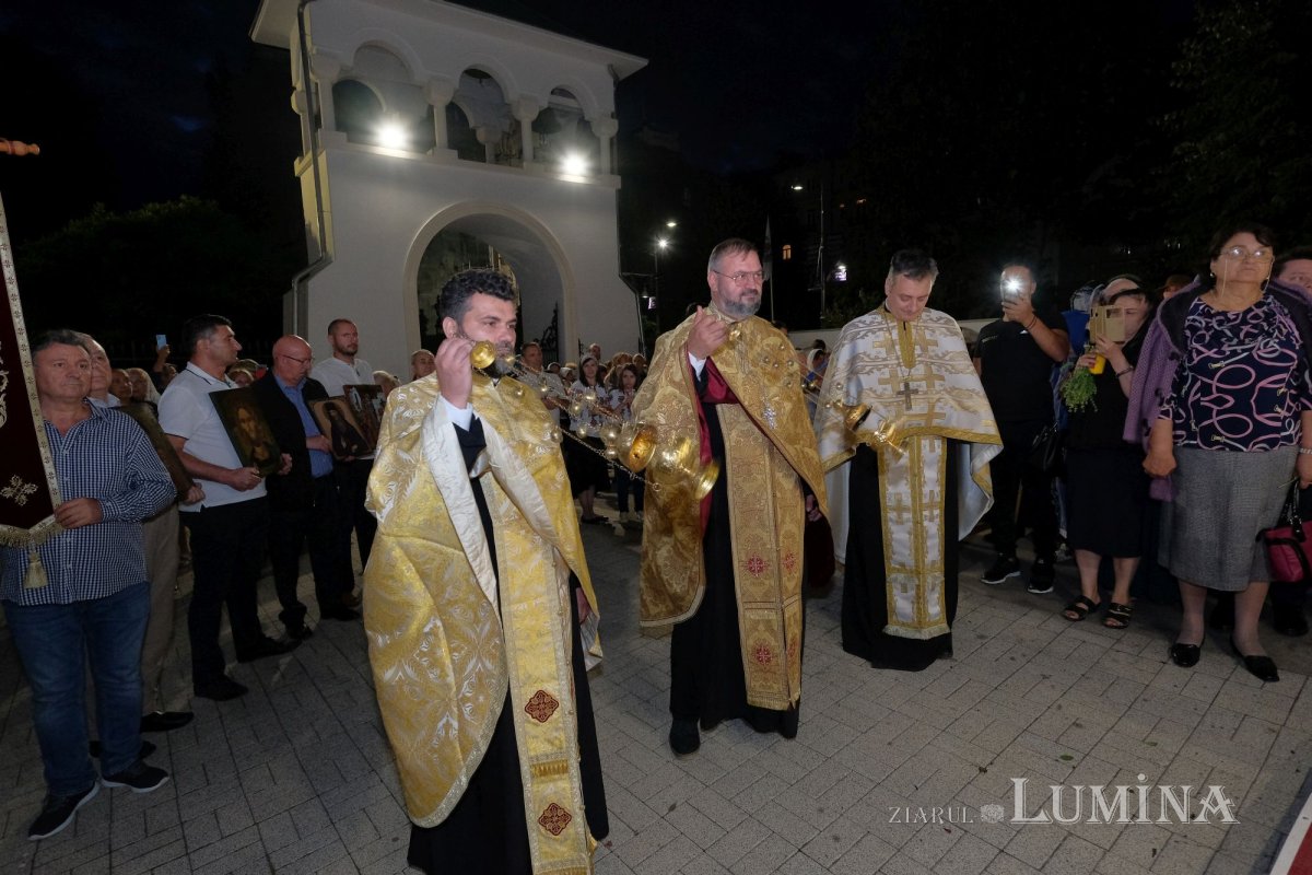 Procesiunea „Calea Sfintei Cruci, scară către Cer”, la Biserica „Sfântul Vasile cel Mare” de pe Calea Victoriei 226229