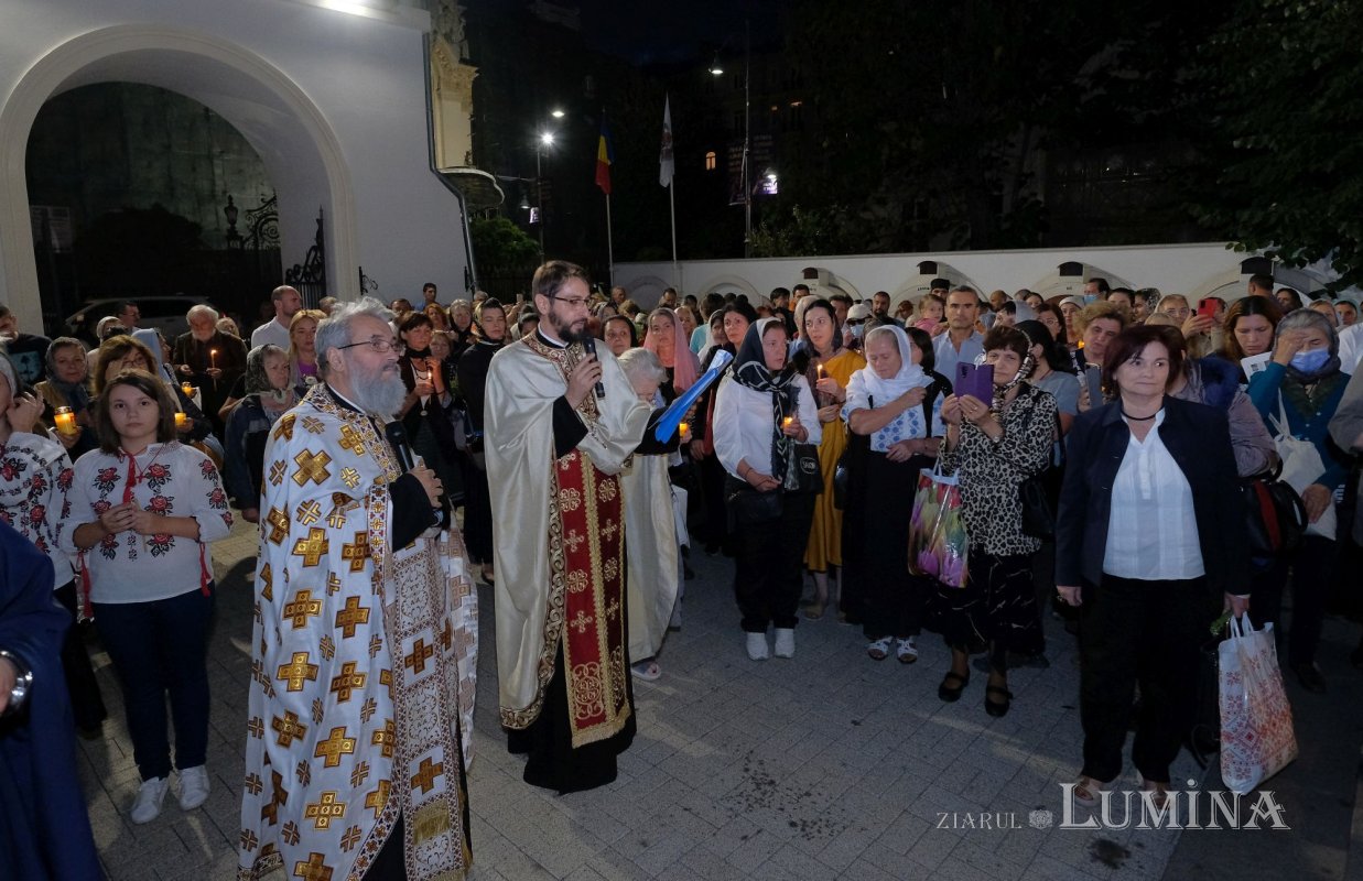 Procesiunea „Calea Sfintei Cruci, scară către Cer”, la Biserica „Sfântul Vasile cel Mare” de pe Calea Victoriei 226230
