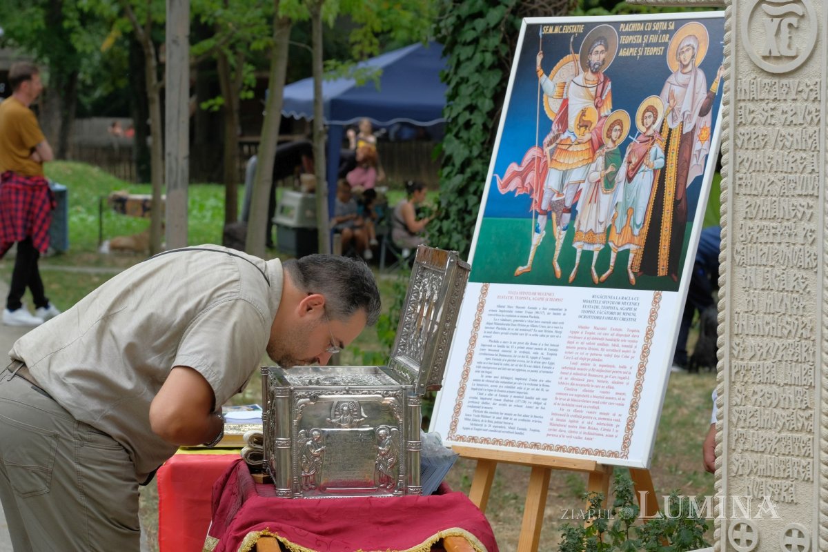 Procesiune cu moaștele Sfântului Eustație la Muzeul Național al Satului 226697