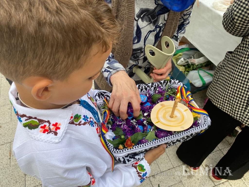 Pomenirea părinților Sfântului Dionisie Erhan la o biserică din București 226770